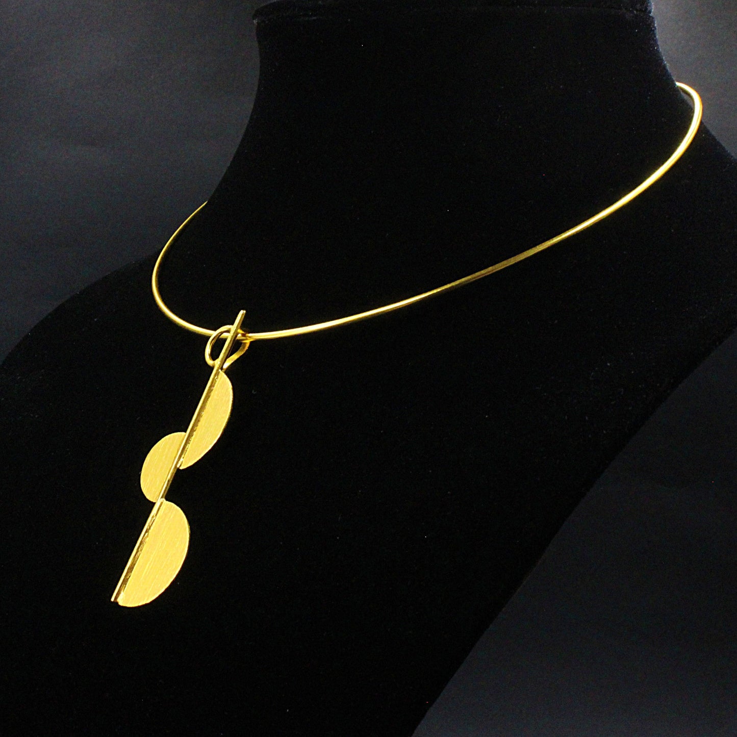 Gargantilla IMPERIA con colgante bañada en oro - Diseño con carácter-3