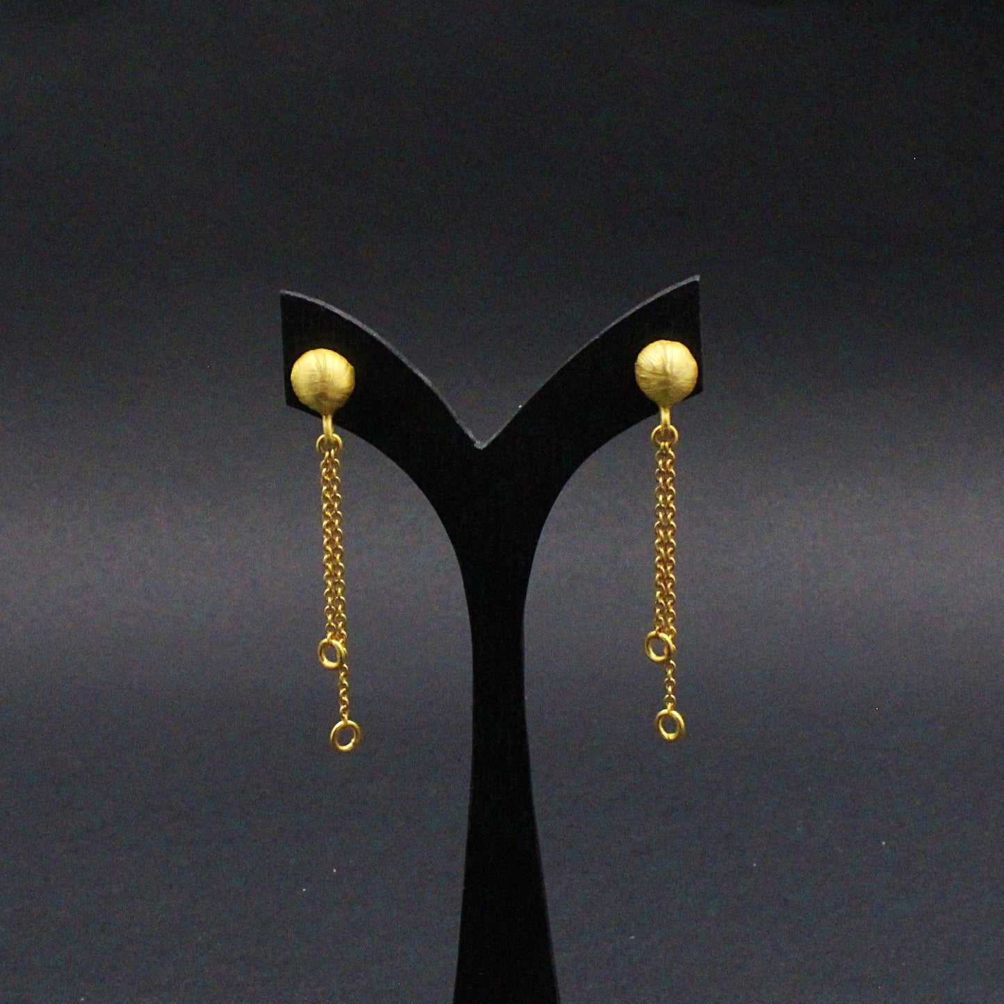 Pendiente BOTÓN CON CADENA bañado en oro