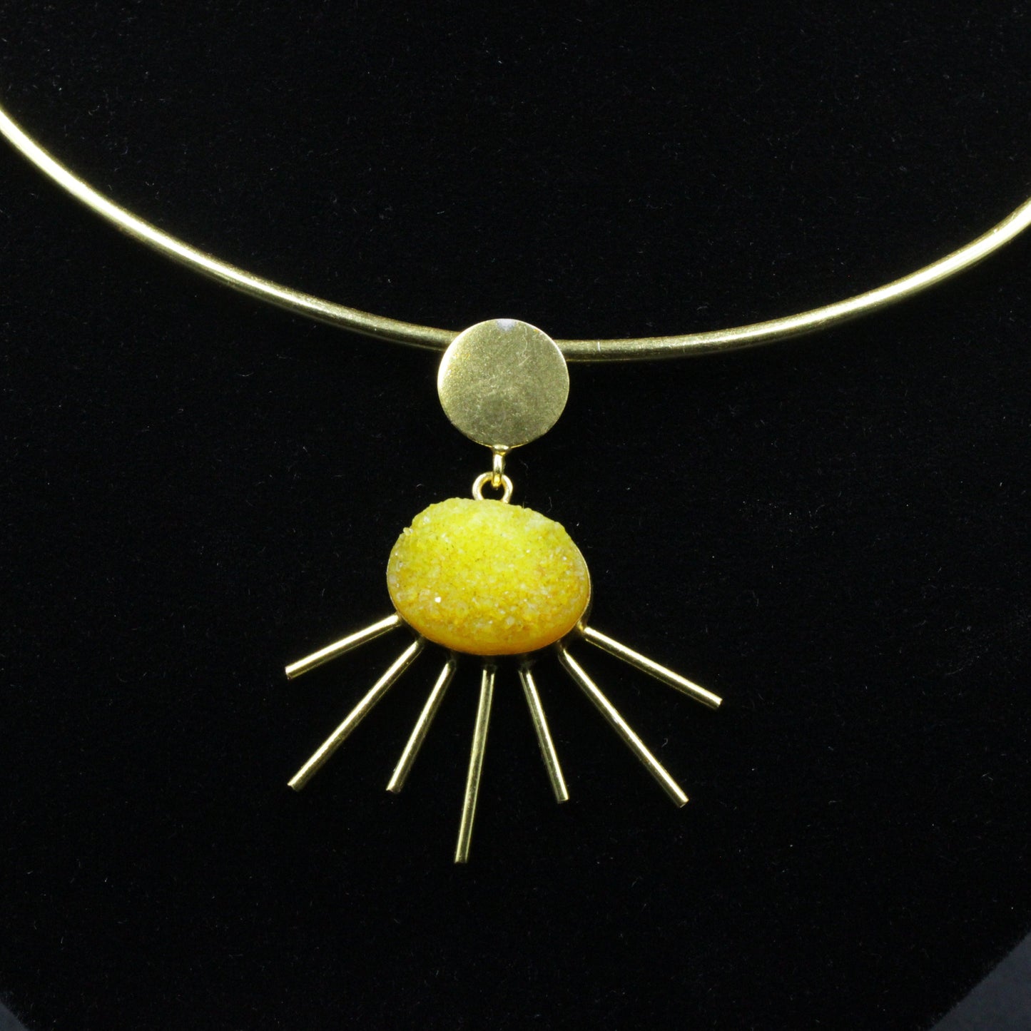 Gargantilla SOL con colgante de cuarzo amarillo bañada en oro