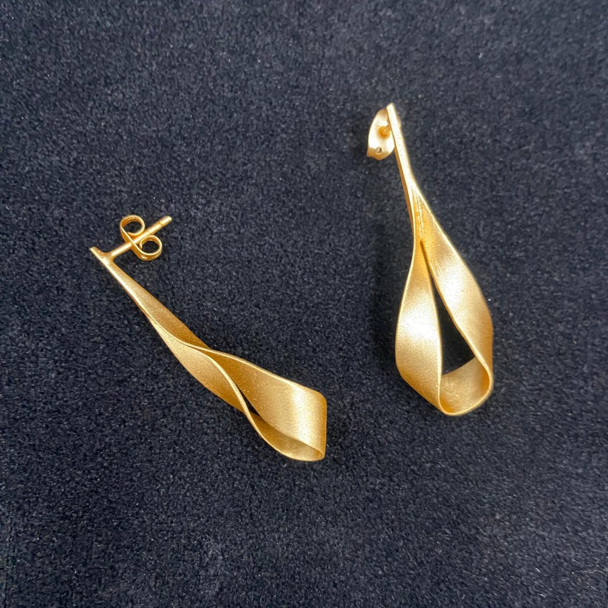 Pendientes LAZO bañados en oro - Diseño con carácter-4