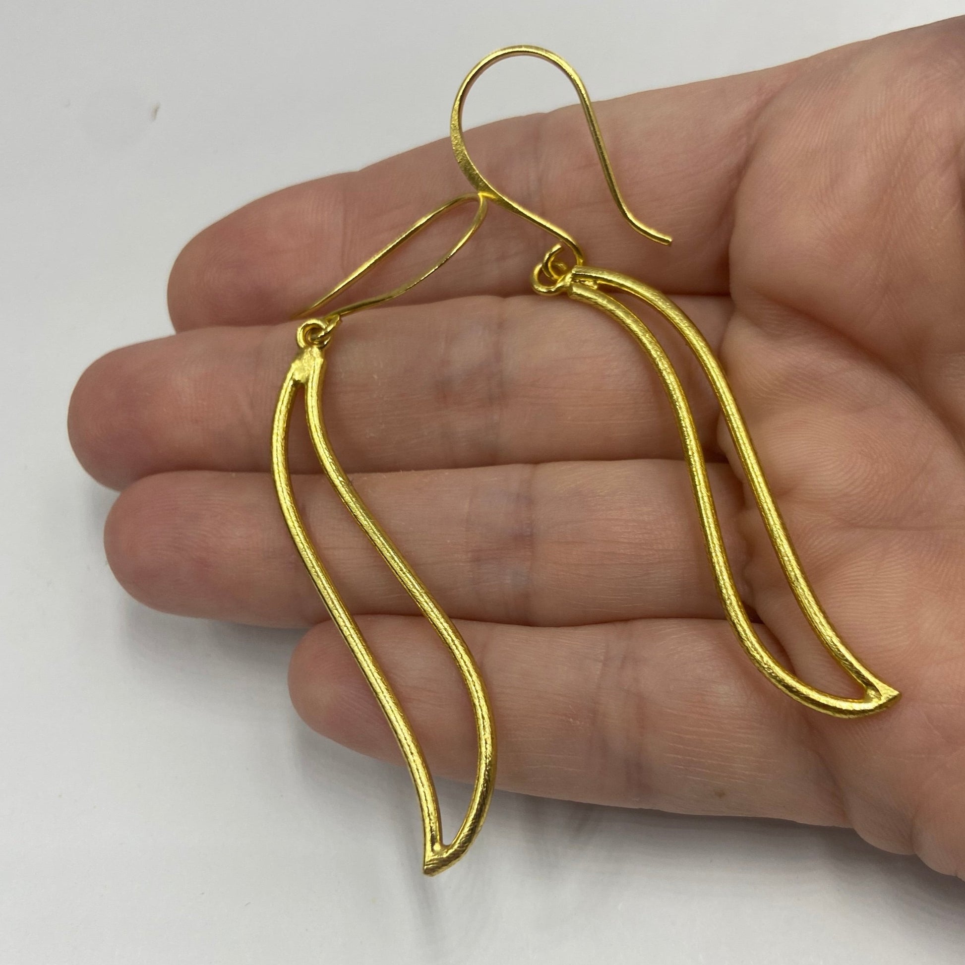Pendientes CHIAMATE bañados en oro - Diseño con carácter-3