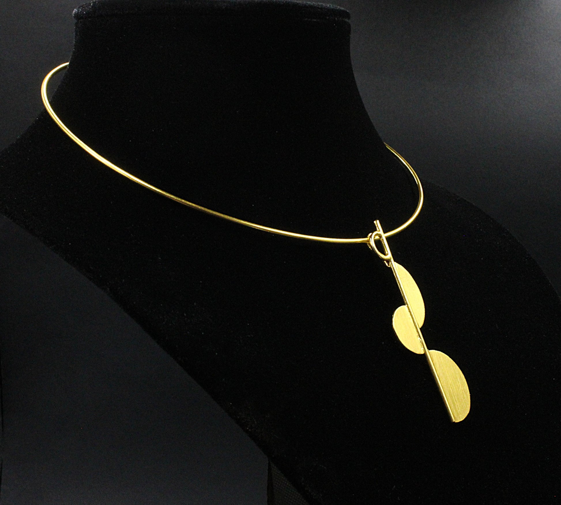 Gargantilla IMPERIA con colgante bañada en oro - Diseño con carácter-4