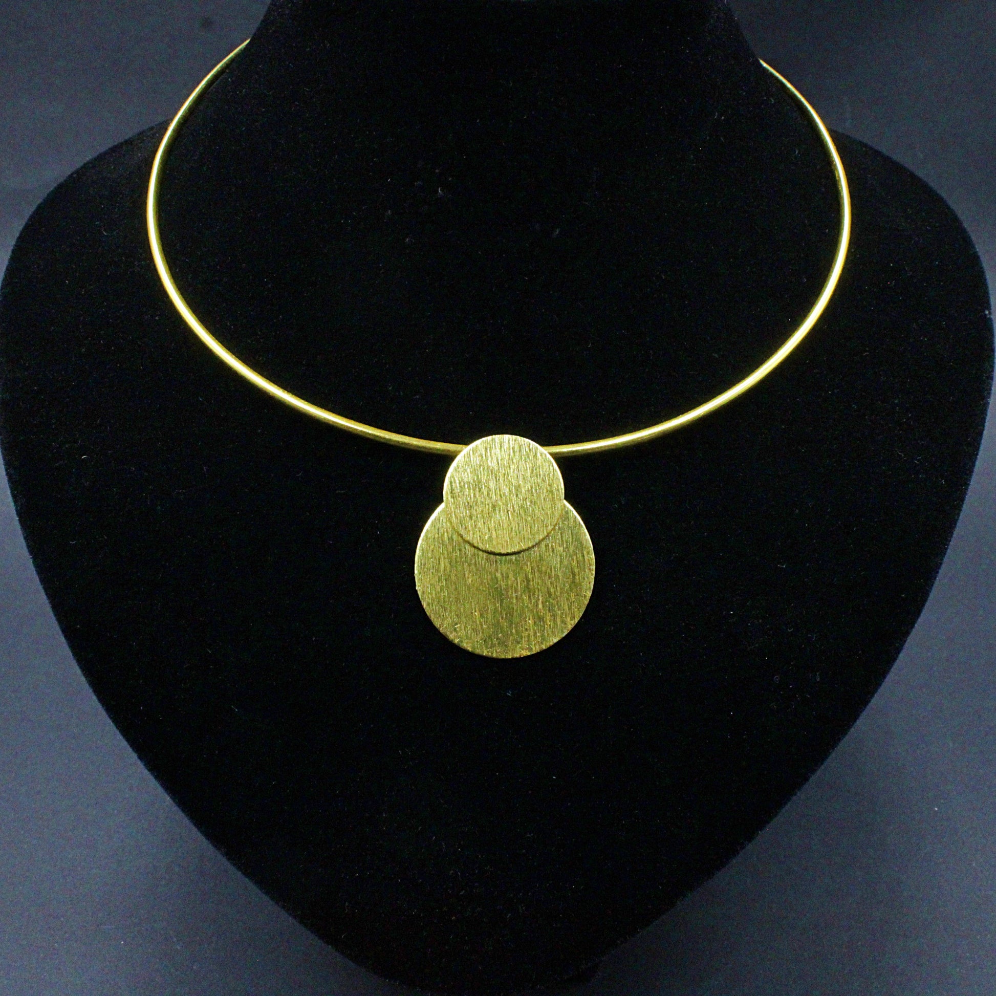 Gargantilla ECLIPSE con colgante bañada en oro - Diseño con carácter-1
