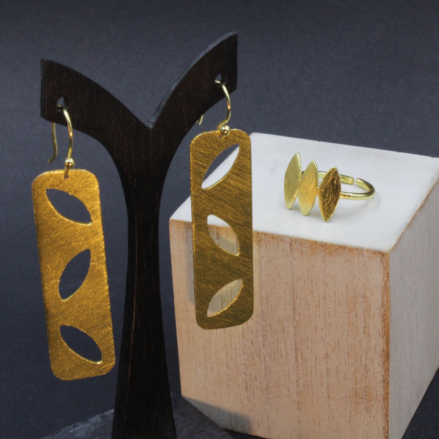 Set AUTUMN Pendientes y Anillo bañados en oro - Diseño con carácter