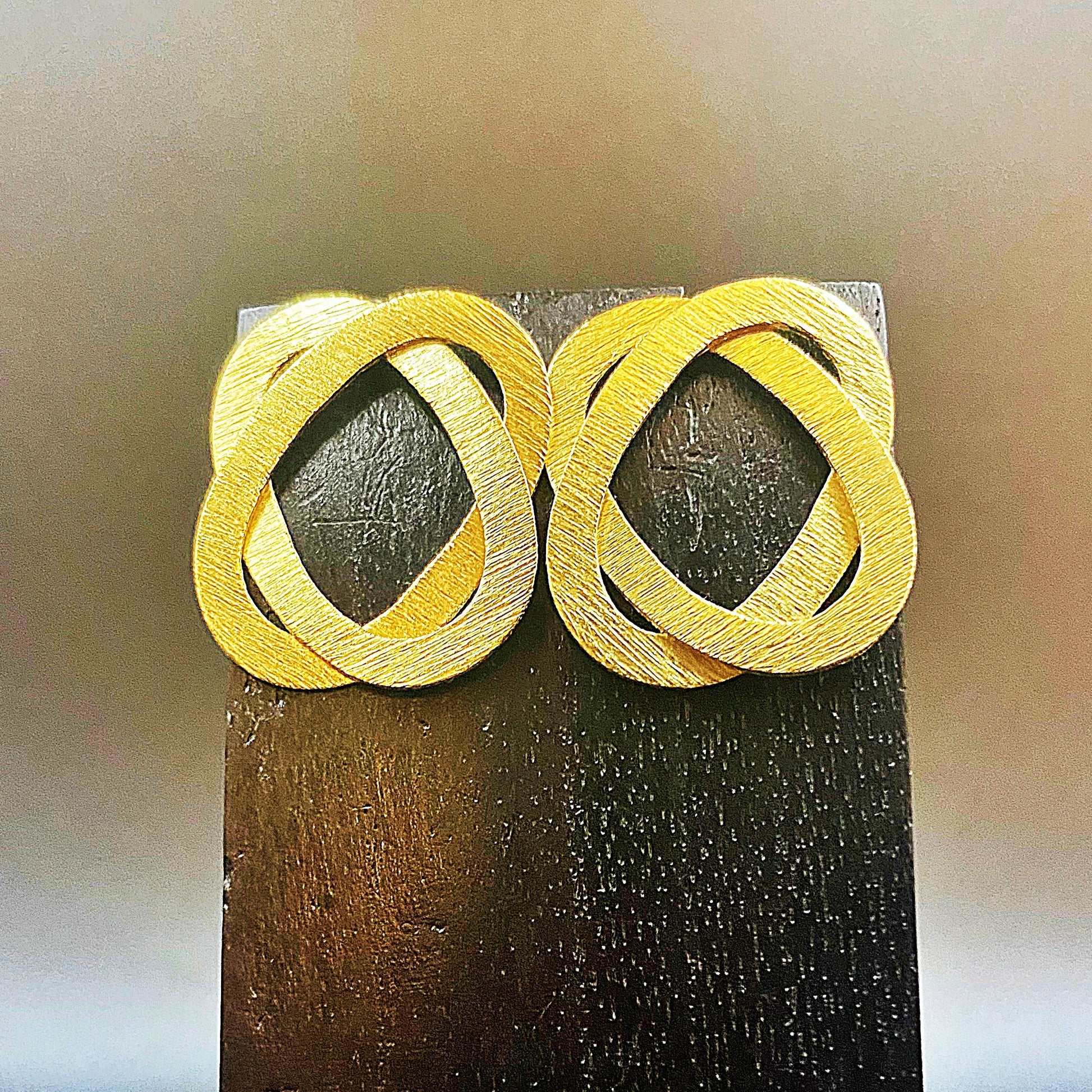 Pendientes SATURNE bañados en oro - Diseñó con carácter-0