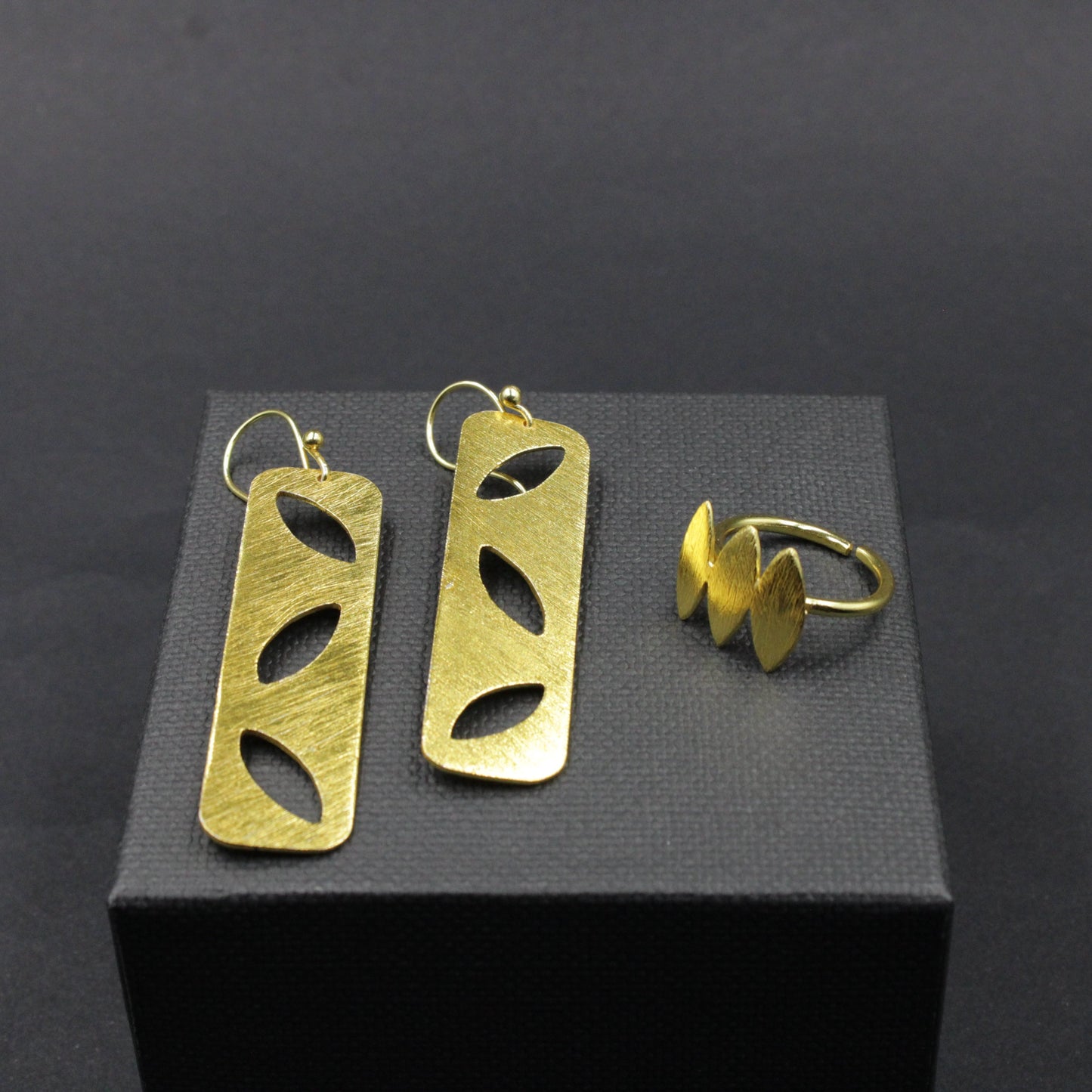 Set AUTUMN Pendientes y Anillo bañados en oro - Diseño con carácter