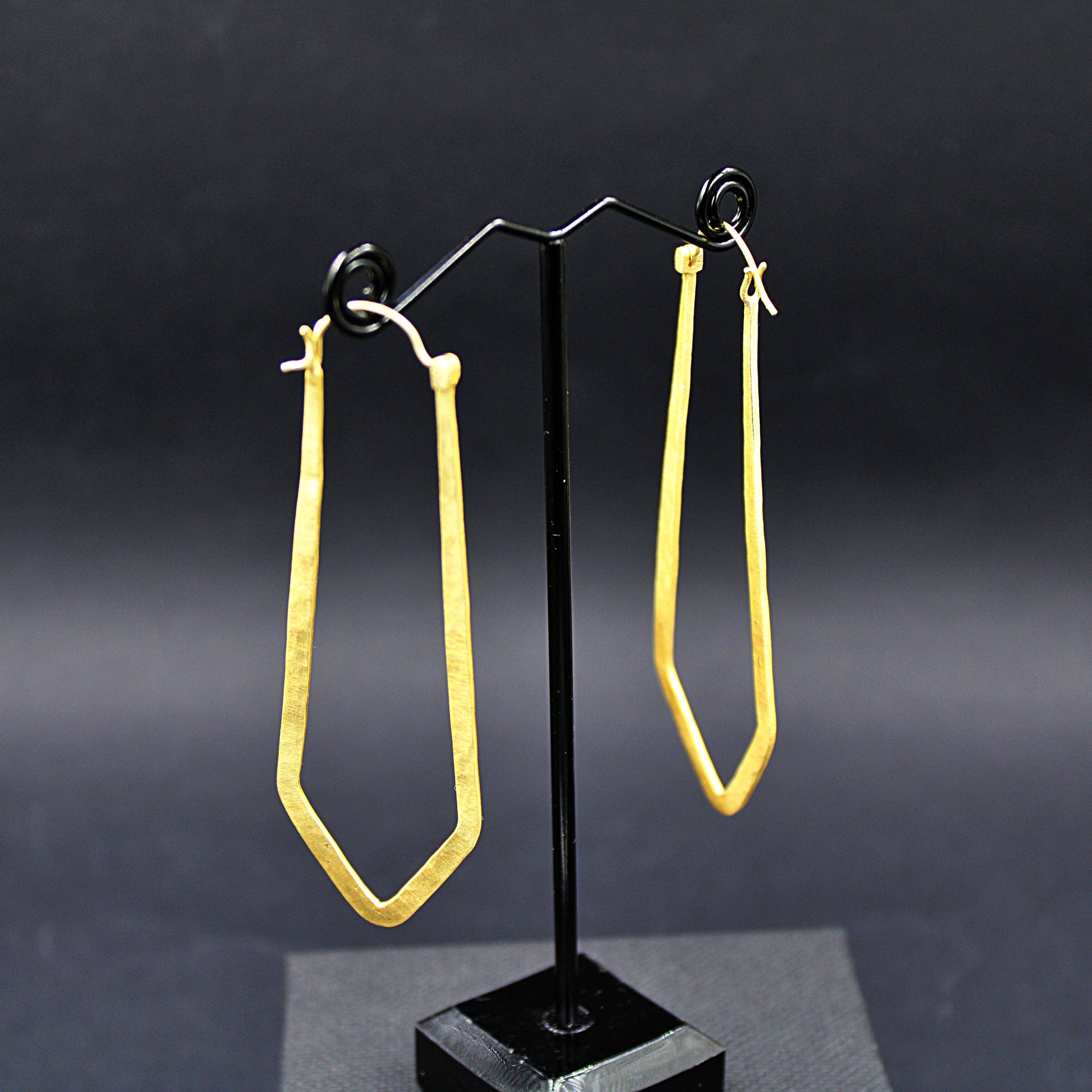 Pendientes CLOCHE de diseño bañados en oro - Diseño con carácter-4