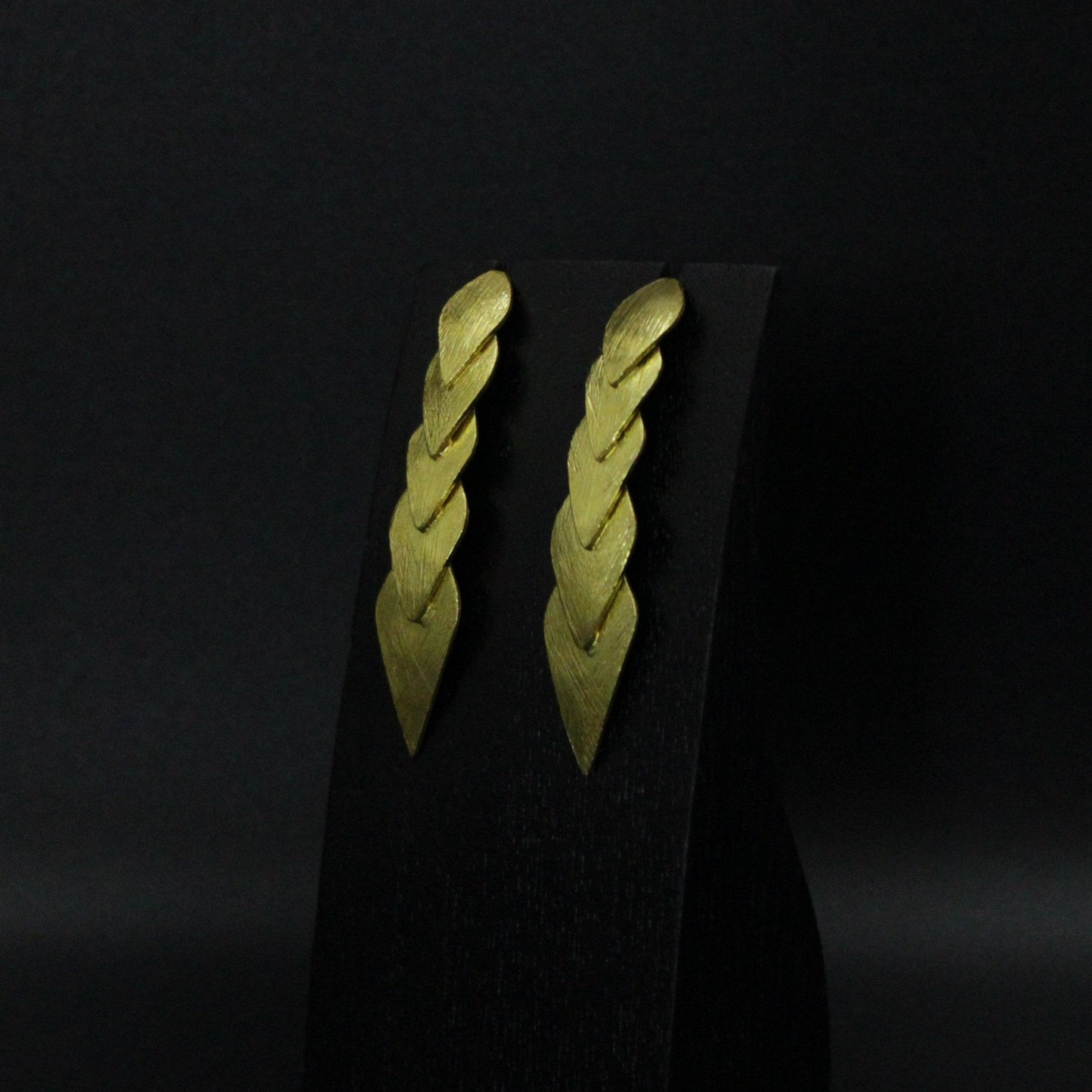 Pendientes SOLVAY bañados en oro - Diseño con carácter-1